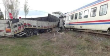 Eskişehir-Denizli Treni Tıra Çarptı