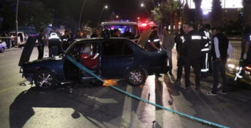 Kaza Yapan Otomobile Motosiklet Çarptı