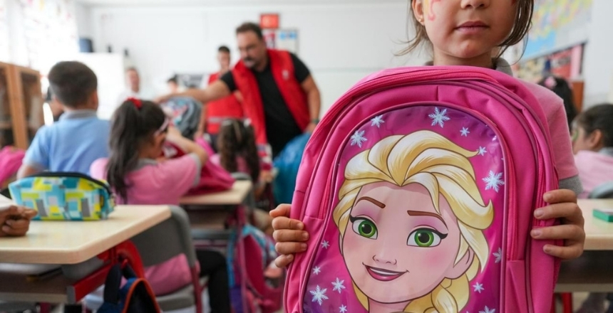 Başkan Eraydın’dan Çocuklara Çanta Desteği