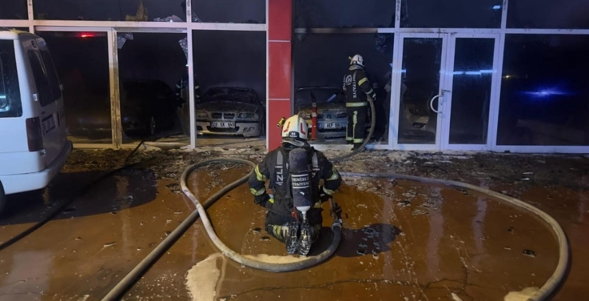Denizli’de Oto Galeride Korkutan Yangın