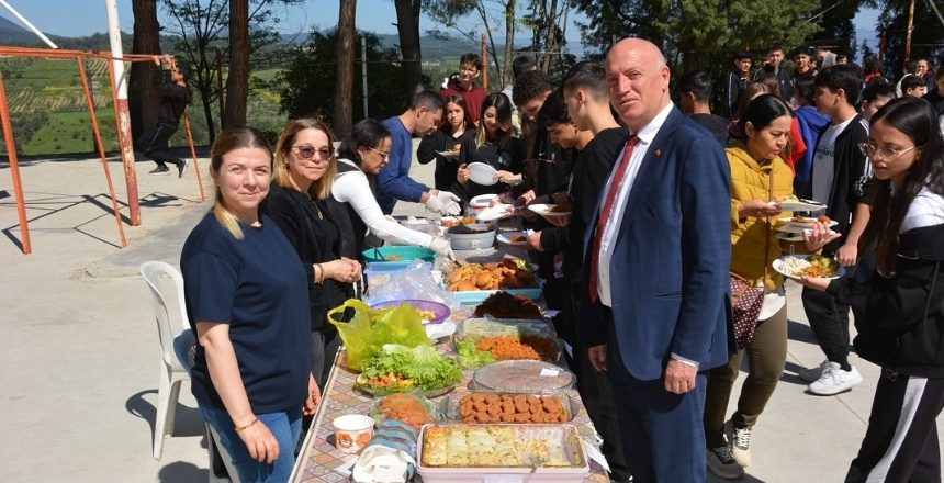 Başkan Kumral, Öğrencilerin Kermes Etkinliğine Katıldı