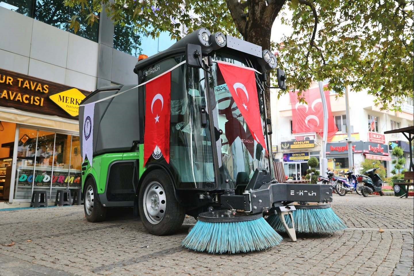 Tavas Belediyesi’nin Araç Filosu Yeni Temizlik Aracıyla Güçlendi